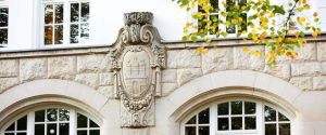 Hamburger Logo auf der alten Fassade der LOH